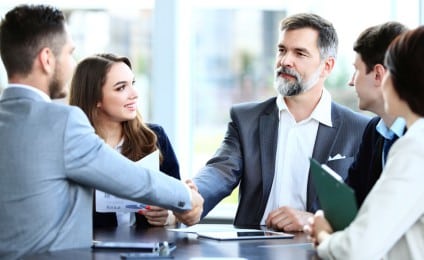 How job applicants choose between companies?